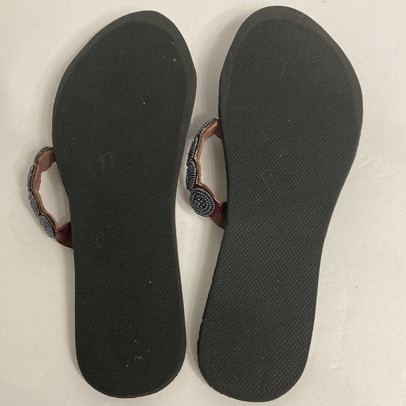 Swahili Coast Hand-beaded Leather Artisan Clover Sandals in Slate Toe loop - Picture 6 of 6